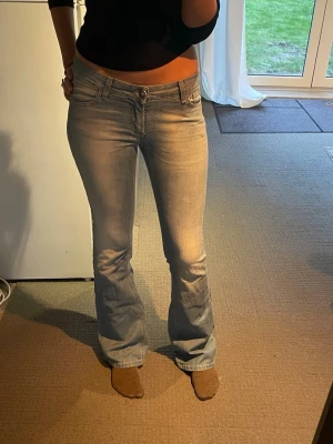 Ljusblå lågmidjade jeans - Snygga blå jeans från märket EGO, står ej storlek men passar mig som brukar ha 36-38 i jeans. Passar mig som är 175 men passar kortare och lite längre också, perfekta inför hösten🍂. Skriv för fler bilder😊💕