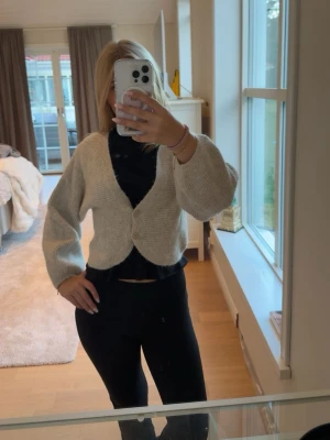 Beige stickad kofta med knapp - Säljer denna beiga stickade tröja från Gina i storlek 158/164 då den är lite för liten för mig! Använd ett par fåtal gånger bara💘