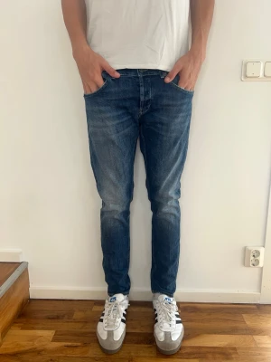 Dondup George Jeans - Säljer just nu dessa feta Dondup Jeans🙌🏻Storlek: 34. Längd= 104 cm | Midja= 44 cm | Skriv för fler frågor eller funderingar! Modellen är 190 cm och väger 75 kg!