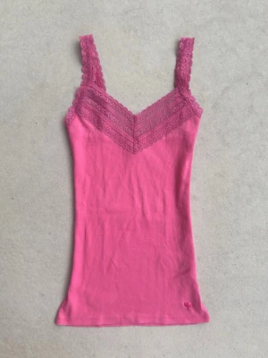 2000s abercrombie & fitch rosa spetslinne  - säljer eller byter detta fina spetslinnet mot liknande från samma märke storlek s felfritt skick 💌 kontakta mig vid intresse för byte går bra att klicka på köp nu, leverans inom 24h