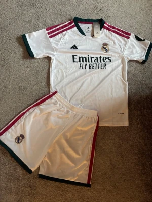 Real Madrid set - Real Madrid set, finns i både storlek S och M. Kommer ett komplett set med både tröja och shorts. 