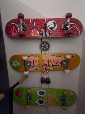 Skateboards - Säljer mina skateboards som bara har hängt på vägen i 4 5 år. Den längst upp är bara en vanlig skateboard billig den i mitten är en toy machine helt ny och custom byggt mycket dyrare den under är också toy machine om jag inte minns fel lite billigare custom byggd och använd i använt skick. Kom med prisförslag