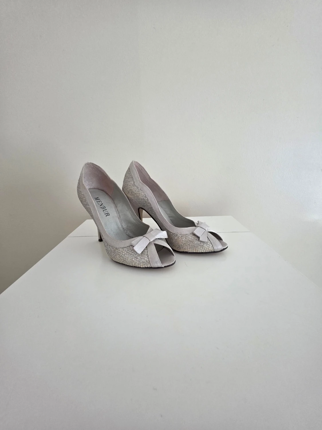 Glittriga peep toe pumps med rosett