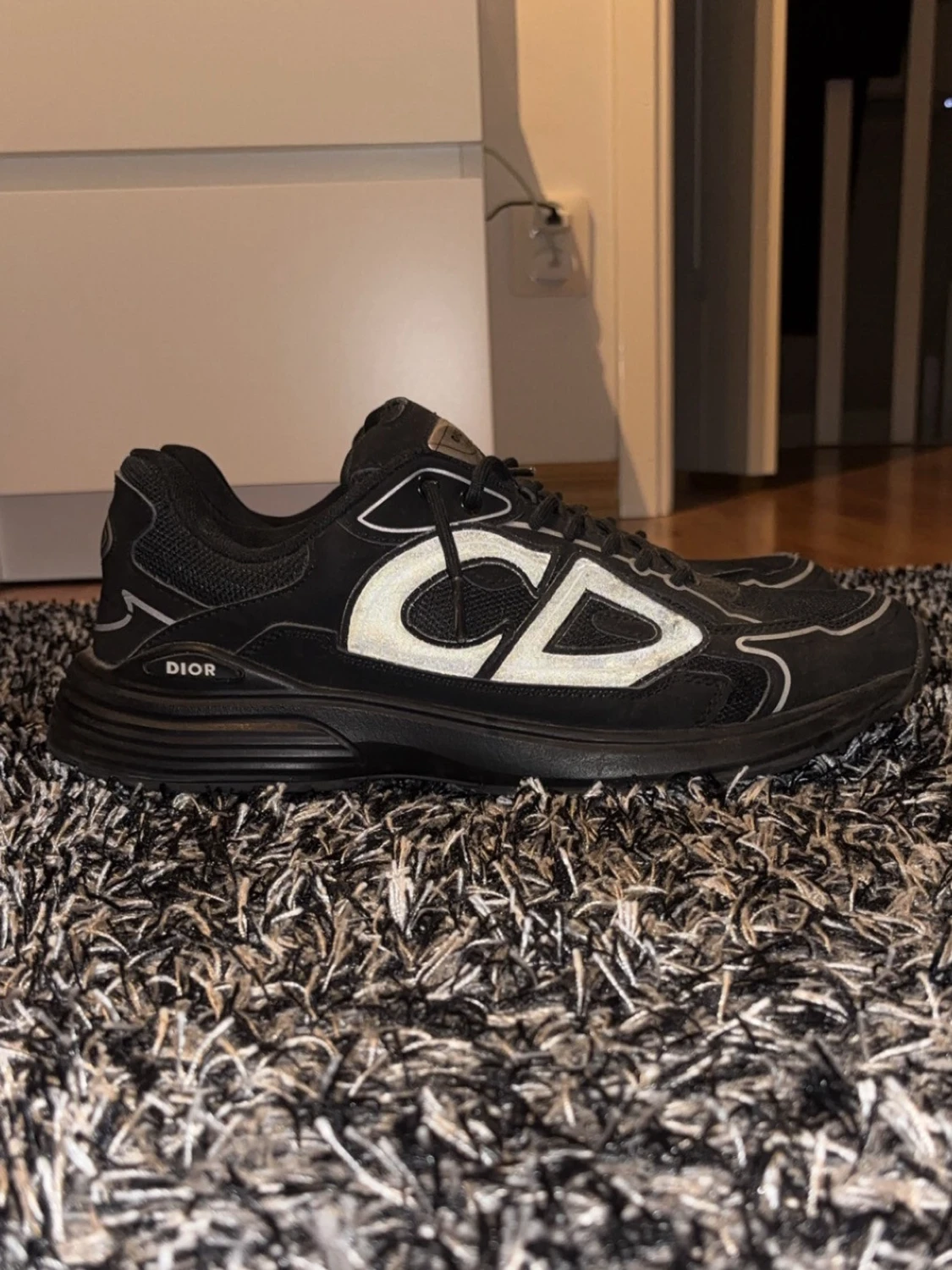Svarta sneakers med vita detaljer - 2