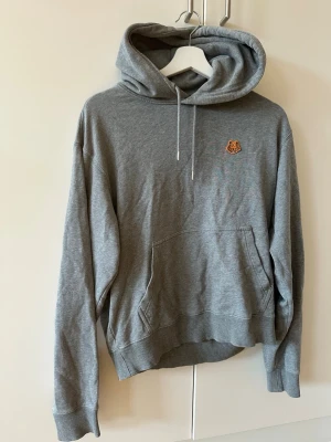 Grå hoodie från Kenzo med tigerpatch - Snygg grå hoodie från Kenzo 