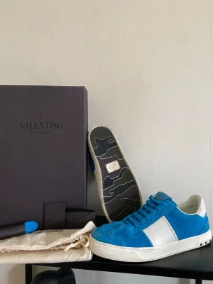 Valentino garavani flycrews  - Snygga flycrews riktigt bra kvalitet på skorna. Tyvär så har en nitt låsnats men inga annat är skadat eller slitet priset är diskuterbart🙌