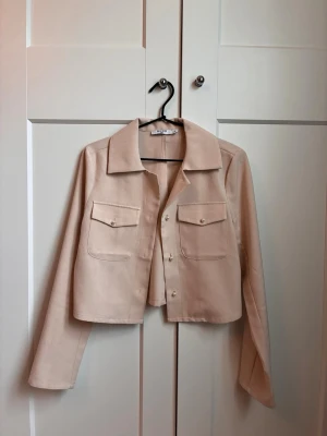 Jacka/blazer NA-KD - Kort och tunn jacka från NA-KD. Stol: 36 Färg: Rosa beige
