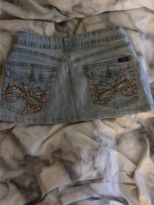 Supersöt jeanskjol med fjärilar - Supersöt jeanskjol 