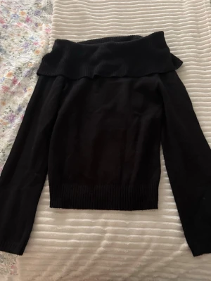 Stickad tröja - Svart stickad tröja, off-shoulder. Jättesnygg, använd en gång!