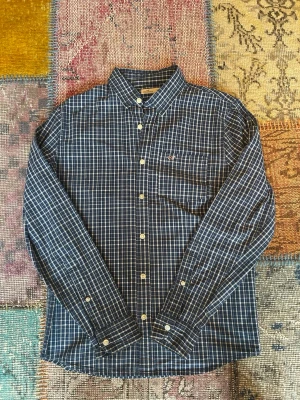 Hollister - Säljer en väldigt fet skjorta eller en lite tunnare overshirt ifrån det eftertraktade märket Hollister. Tveka inte på att höra av dig vid frågor🙌