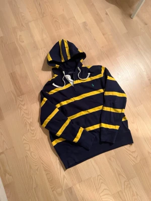 Ralph Lauren hoodie - Säljer en extremt fet Ralph Lauren hoodie i mycket bra skick den är i storlek L men passar folk i M bättre. Vid frågor om bilder eller liknande så är de bara att fråga😊💛