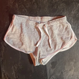 Lowwaist shorts - Fina gråa shorts från newyorker! Passar Xs-S. Bra skick.