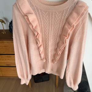 En mjuk och fin stickad tröja ifrån Bubbelroom M  Färg; Salmon Rosa Material; Polyester 
