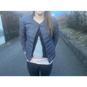 SUPER SNYGG UNIQLO JACKA. - Jag säljer min jättefina vårjacka från uniqlo. Jackan köptes förra året men har inte kommit till användning längre. Använd få gånger. Storleken är M men skulle också kunna passa S. Skriv om ni har några frågor och ifall det önskas fler bilder!💗☺️