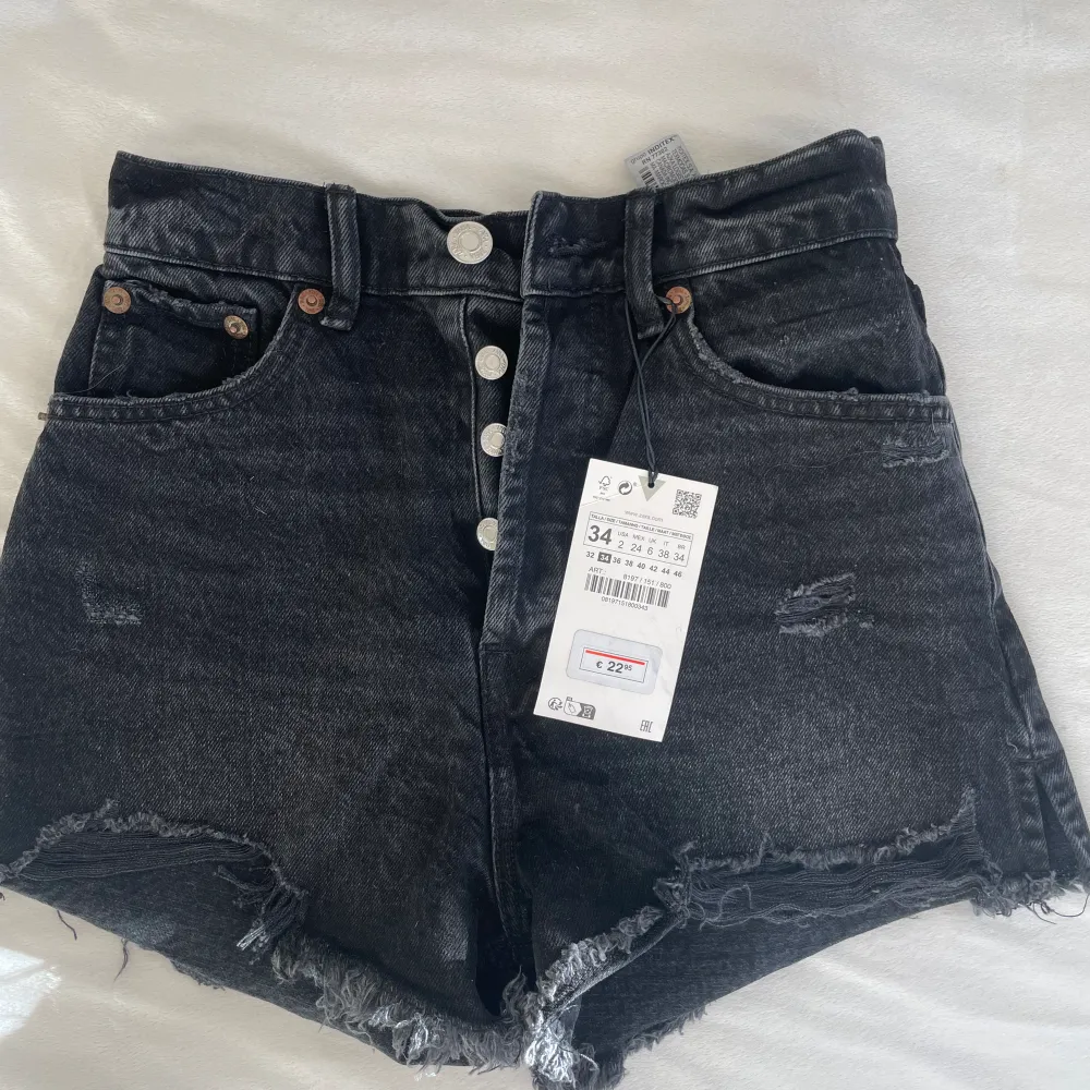 Jättefina jeansshorts från zara  Aldrig använda  Prislapp och allt kvar Superfina  För små. Shorts.