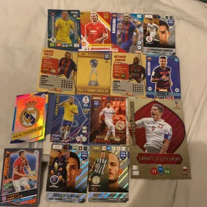 Fotbolls kort  - Hej!  Säljer nu lite fotboll kort inklusive Album. Vet inte vad det är värt så kom med pris vid intresse. MVH 