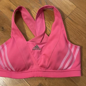 Adidas Snygg Sport BH strl 36/38 - Snygg adidas sport bh  Strl 36-38  Passa på den var dyr i inköp! Säljes i fint skick och av hög kvalite 