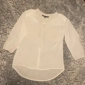 Mycket fin tunn vit skjorta från Vero Moda. Strl: XS Kommer tyvärr inte till användning längre✨