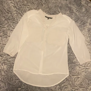 Tunn skjorta Vero Moda XS - Mycket fin tunn vit skjorta från Vero Moda. Strl: XS Kommer tyvärr inte till användning längre✨