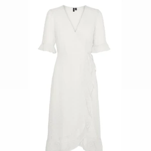 studentklänning/avslutningsklänning/ vit sommarklänning  - Helt ny avslutningskläning köpt från vero moda, lappen sitter fortfarande kvar och klänningen är aldrig använd. Klänningen är numera slutsåld hos veromoda.  Nypris 449 säljer för 300 kr💕