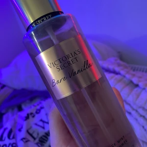 Bare vanilla Victoria Secret - Säljer bare vanilla bodymisten från Victoria secret💕 Skriv om ni är intresserade/Enya❤️