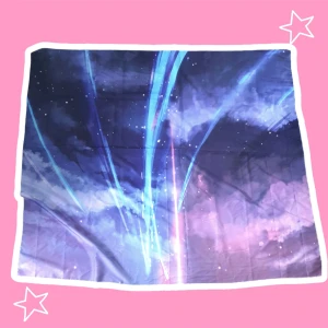 Tapestry  - En tapestry föreställande en fallande komet (jag tror det är från filmen "your name") ☺️ Den är ungefär 120 x 145 cm stor och i tunt material så den är enkel att hänga upp ❤️