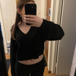 Stickad tröja  - V ringad croppad stickad tröja från H&M, endast använd 2 gånger. Säljer då den inte kommer till använding