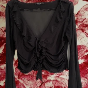 Meshtopp  - Supersnygg meshtopp med knytning i mitten. Storlek XL, passar mindre än så. Är M och sitter bra på mig. 