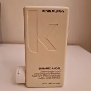 Kevin Murphy Sugared Angel Creamy beige colour Enhancing shine treatment 250 ml, enbart provad i princip full flaska kvar. Ord pris 289 kr