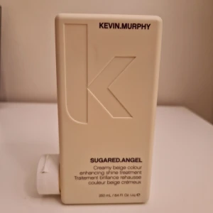 Kevin Murphy Sugared Angel - Kevin Murphy Sugared Angel Creamy beige colour Enhancing shine treatment 250 ml, enbart provad i princip full flaska kvar. Ord pris 289 kr