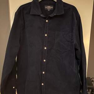 Marinblå Manchester skjorta från Hampton Republic i storlek L i mycket bra skick. Nypris: 599 kr, mitt pris: 199 kr. 