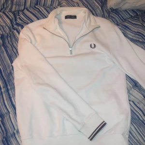 Fred perry half zip - En skön fred Perry half zip herr i storlek small bra skick, skriv om ni har några frågor.