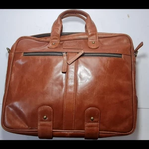 Datorväska av äkta läder  - - Perfekt skick  - Direkt från fabrik - Passar både till jobbet och till dig som är student 