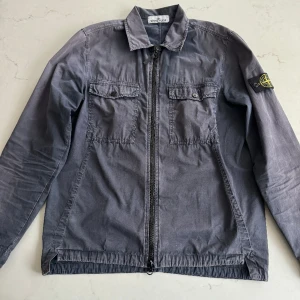 Overshirt  - Skick 8/10  Den är lite solblekt, annars inga större skador. Jätte skön och passar bra nu mot sommaren. Den är samt väldigt tunn. Lägg gärna bud 