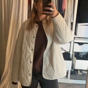 Vit dun jacka  - Super fin, aldrig använd och prislapp på! 🥰