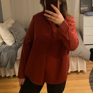 Skjorta - Skjorta från Gina Tricot i en fin röd färg, storlek 36. 
