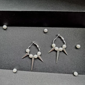 Handgjorda örhängen  - Handgjorda örhängen●Följ :@ekjewelryofficial🤲 ● 💎Material- plast och zinklegeringar ●Örhängeskrokar - silverpläterad. Längd-4,5cm. Nickel fri.  
