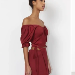 Röd blus - Säljer denna röda blusen från venderbys ❤️ aldrig använt! Köpt för 580kr❤️