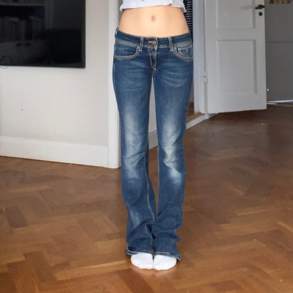Snygga lågmidjade jeans! Väldigt bra skick💗midja tvärsöver: 38 cm, innerben: 81. Jeans & Byxor.