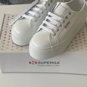 Sneakers vår & sommar  - Superga 2790 Platform Nappa är en lite högre sneakers i äkta läder med innerfoder i bomull. Skon har en 4 cm hög sula vilken är tillverkad av vulkaniserad naturgummi. Ny pris 1299 kr