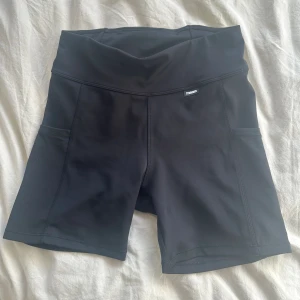 Cykelshorts  - Cykel/träningsspela från Stronger. Endast testade. Mesh fickor på båda sidor. Högmidjade. Nypris 499kr. 
