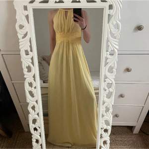 Jättefin gul balklänning i super bra skick! 🤩Endast använd en gång på min bal, och säljer för att jag inte har någon användning för dem längre 💕💕