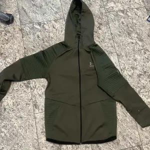 Under armor hoodie for gym sitter jätte skönt och ordinarie pris 599 storlek S