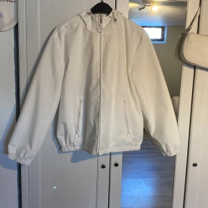 Vit Jacka  - Säljer en jacka från Newyorker i storlek M. Det finns dock två fläckar på arm och mage. Men de tänker man inte på 💕