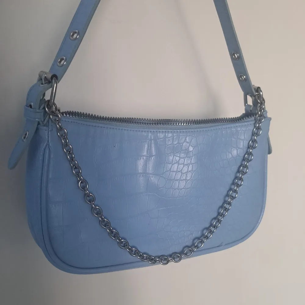 Säljer min blåa kedje väska från HM divided eftersom att jag har bytt stil. Den är i bra skick utan fel och dragkedjan funkar som ny. Köpt för 300kr☺️💕. Väskor.