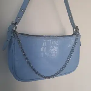 Säljer min blåa kedje väska från HM divided eftersom att jag har bytt stil. Den är i bra skick utan fel och dragkedjan funkar som ny. Köpt för 300kr☺️💕
