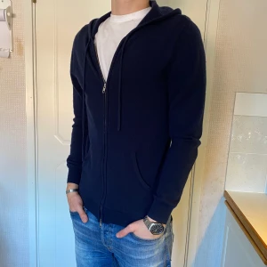 Kashmir Tröja John Henric  - Tja! Säljer min Kashmir hoodie från John Henric. Köpt för 2499kr på deras hemsida och den är använd fåtal gånger. Något liten i storleken, passar Både S och M. Inga defekter eller hål, skick 8/10. Kom gärna med prisförslag! 