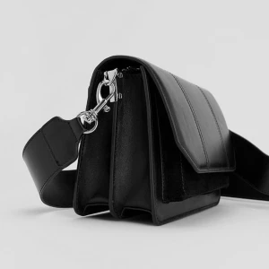 Crossover väska i läder  - Superfin väska från NA-KD i äkta läder. Endast använd en gång. Köpte för 800kr säljer gör 500kr