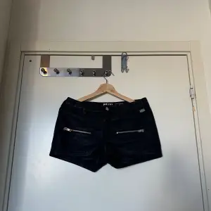 Säljer ett par snygga shorts från märket jofama by Kenza i storlek 38. Mycket fint skick, jag hittar inga synliga anmärkningar eller defekter. 