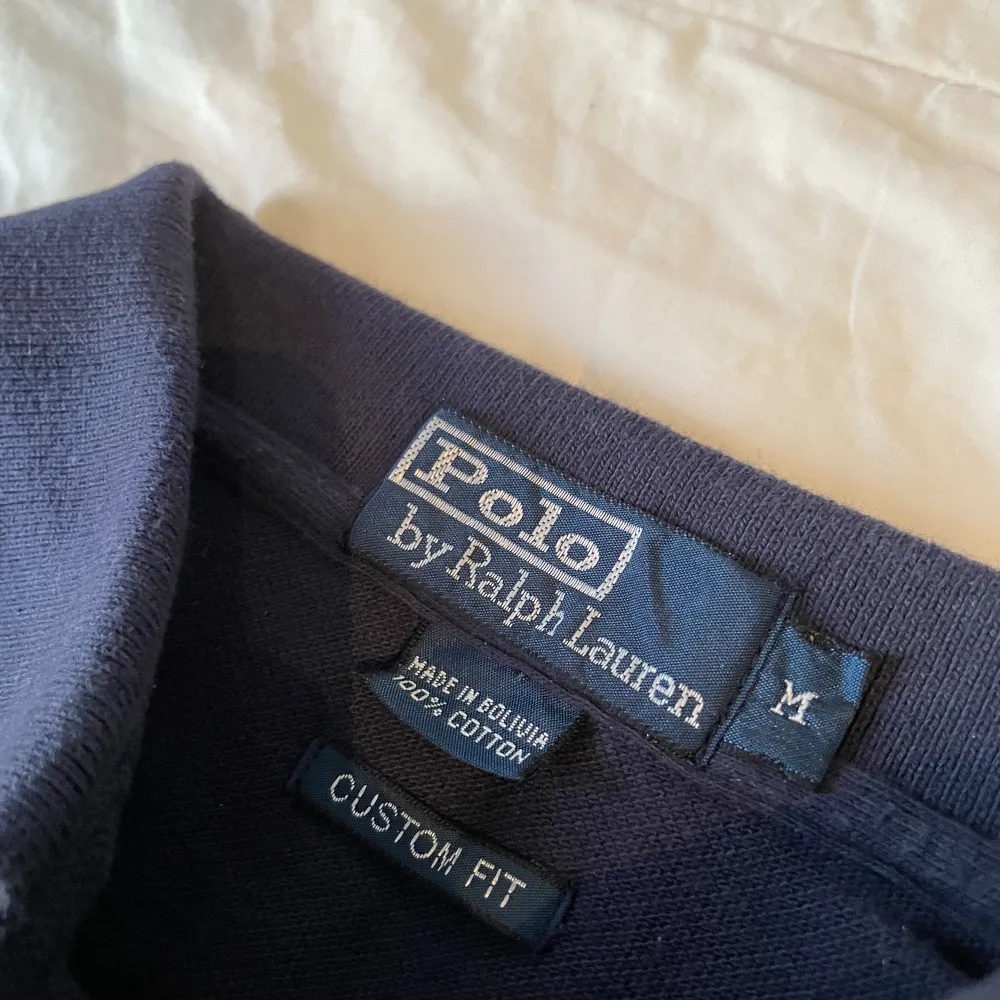 Custom Slim Fit Polo Newport Navy | skick 9/10 | riktig stilig tröja som lägger en fin touch i garderoben ✅| inköpt för 1399:-. Skjortor.